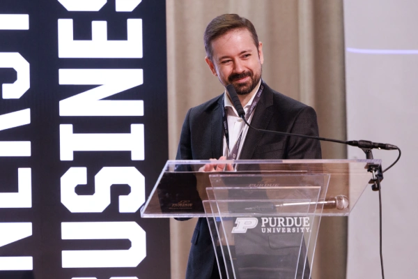 Davi Moreira speaking at podium